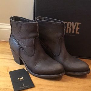 Frye Leslie Artisan Short Smoke 8.5
